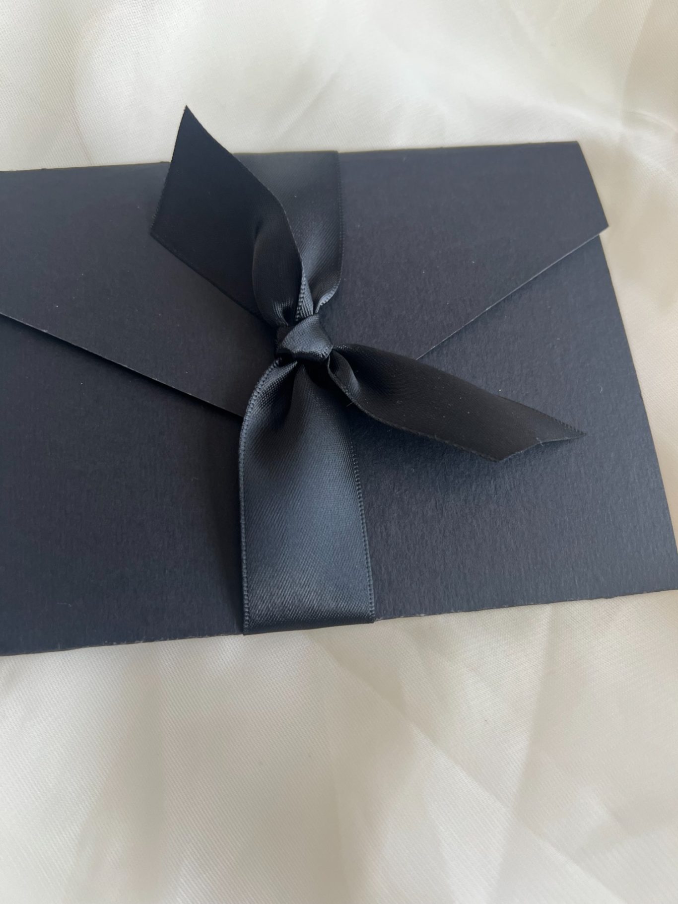 Pocketfold with satin ribbon tie